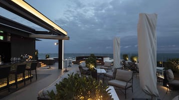 3 restaurants servant le déjeuner, le dîner et le souper