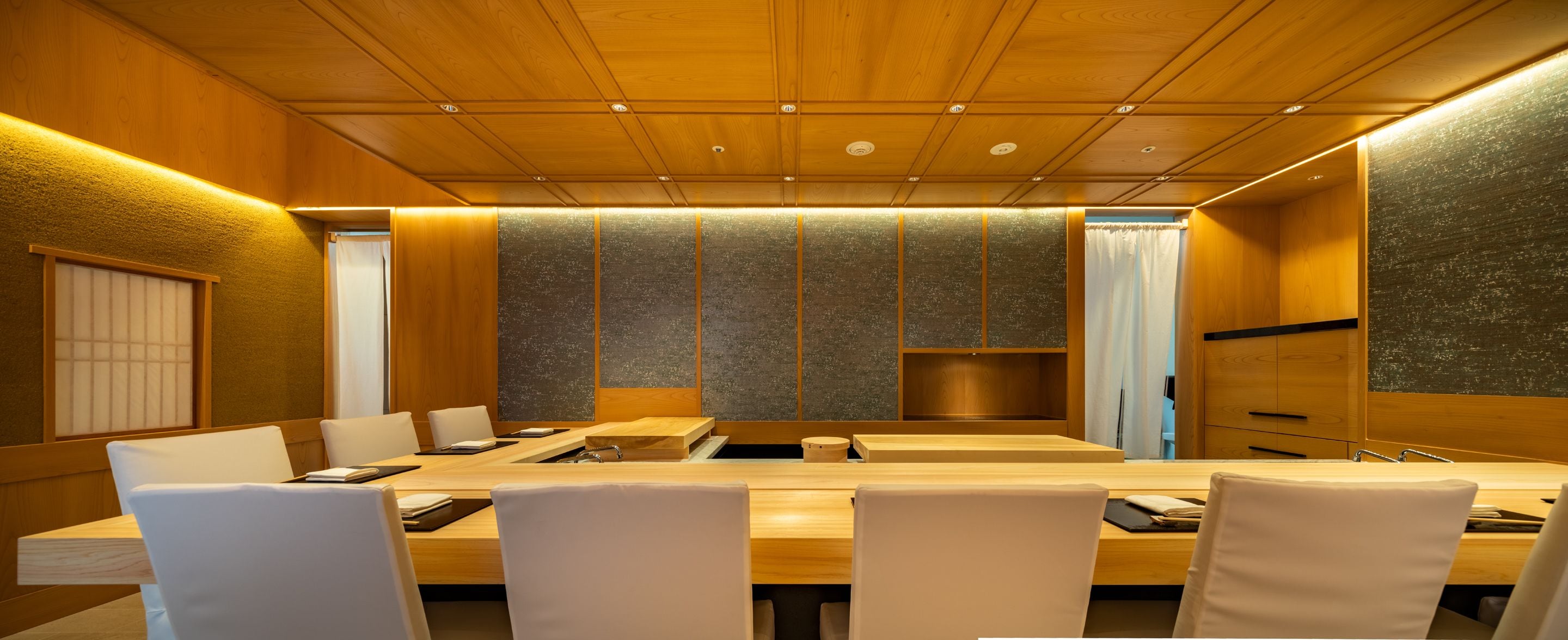 3 restaurants, breakfast served