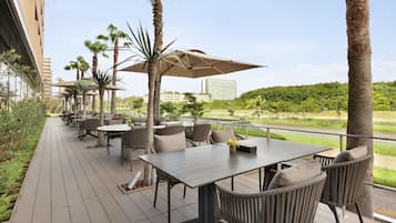 3 restaurantes, é servido café da manhã