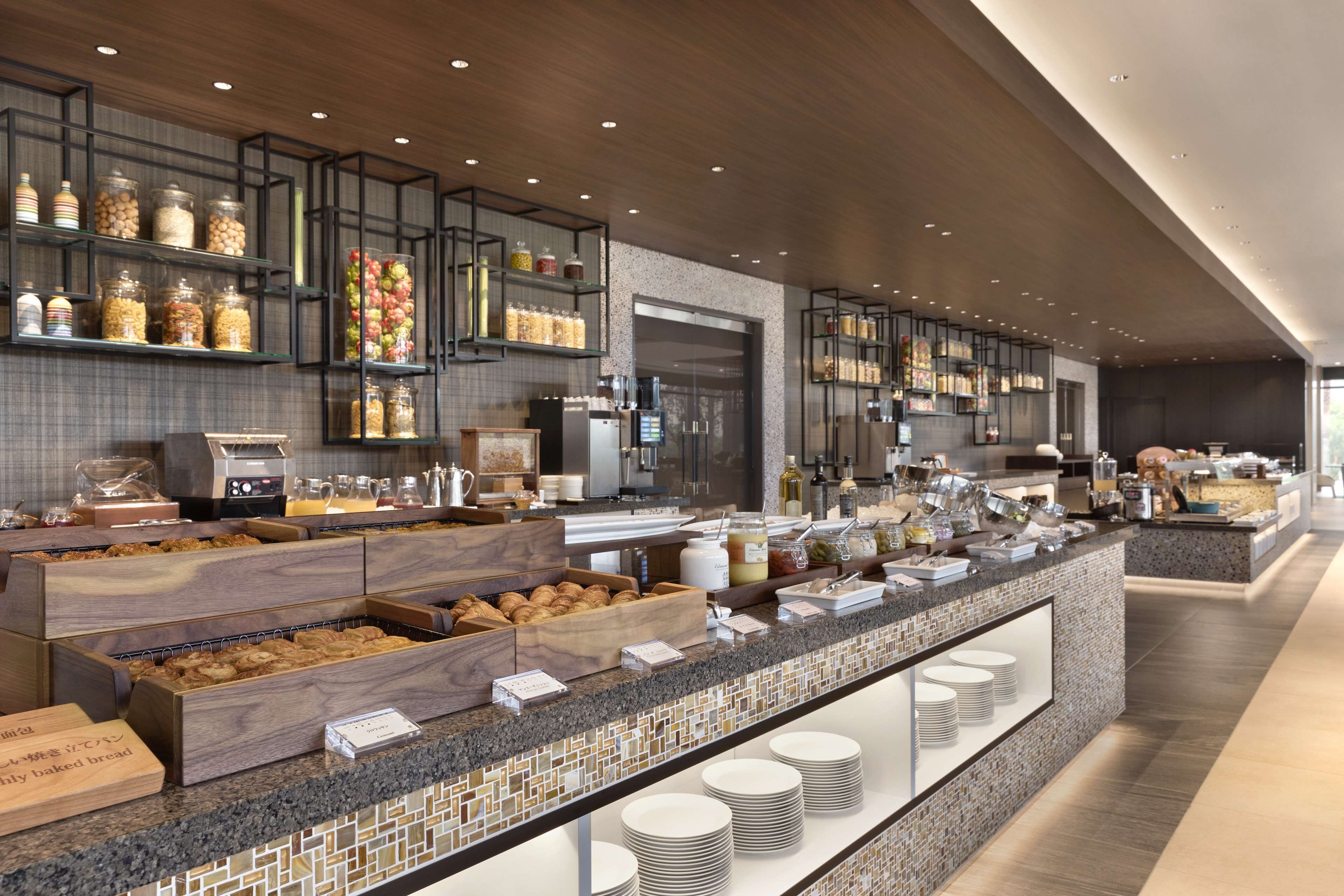 3 restaurants, breakfast served