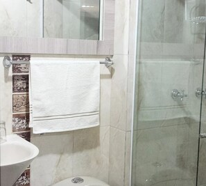Shower, rainfall showerhead, towels - Apartasuites Poblado (Medellín)