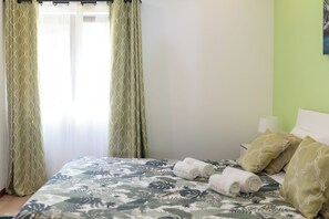 3 chambres, fer et planche à repasser, lit de bébé portatif