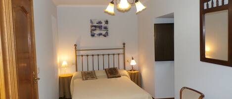 3 slaapkamers, een strijkplank/strijkijzer, wifi, beddengoed