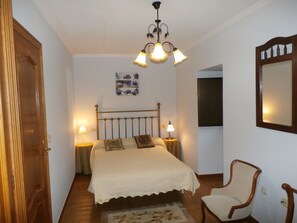 3 habitaciones, tabla de planchar con plancha, wifi y ropa de cama 