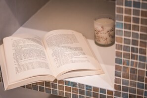 Hiustenkuivaaja, pyyhkeet, saippua, sampoo