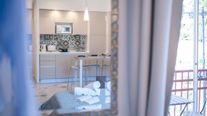 Een moderne keuken met een eethoek, een groot raam en uitzicht op de omgeving.