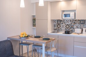 Frigorifero, microonde, forno, piano cottura