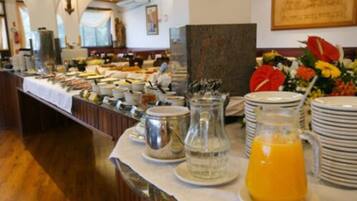 Café da manhã com buffet grátis todos os dias