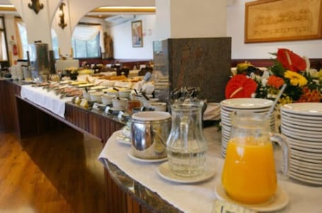 Free daily buffet breakfast . Hotel 13 Linden