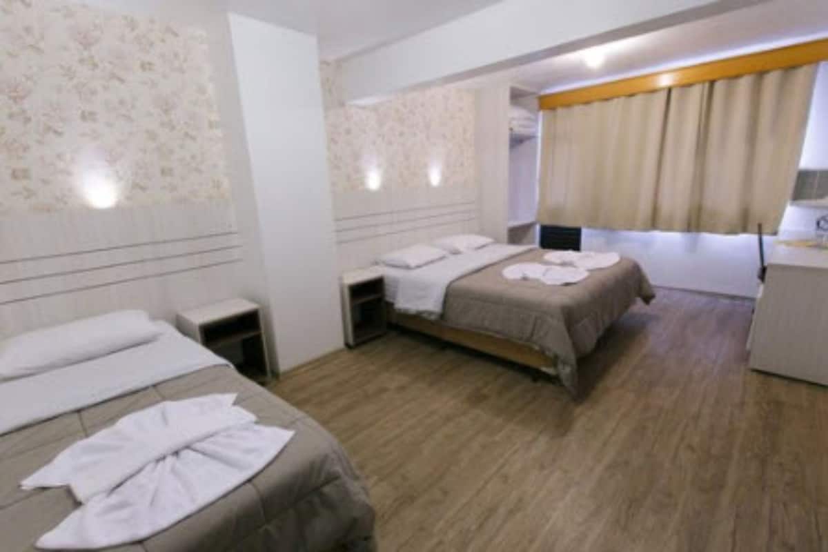 Chambre triple | Minibar, bureau, rideaux dâobscurcissement, fer et planche Ă repasser