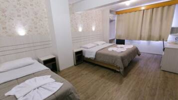 Quarto triplo | Frigobar, escrivaninha, cortinas blackout, ferros/tábuas de passar roupa