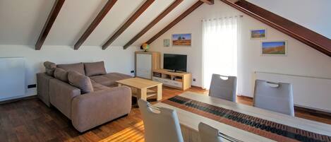 Een televisie en boeken