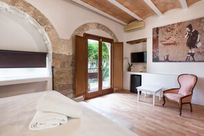 Minibar, in-room safe, individually decorated, individually furnished - Hotel Can Riera (Selva)