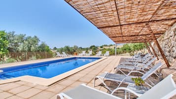 Piscina all'aperto, lettini