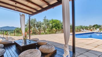 Piscina all'aperto, lettini