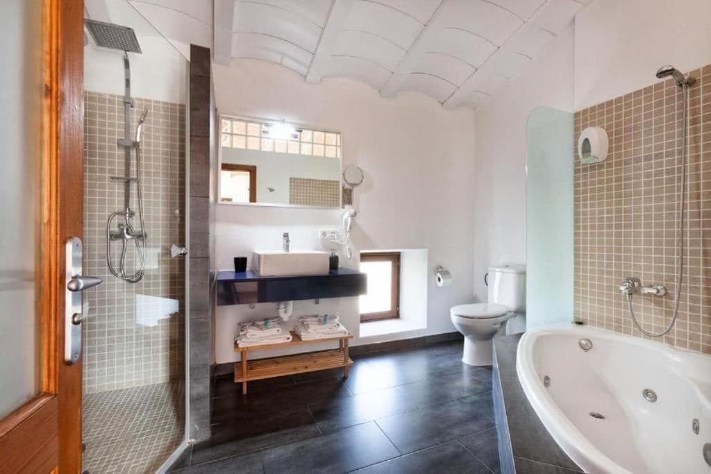 presidential double or twin room | bathroom | shower, free toiletries, slippers, towels