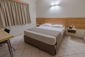 Minibar, desk, free WiFi, bed sheets - Hotel Caiuá Express Umuarama (Umuarama)