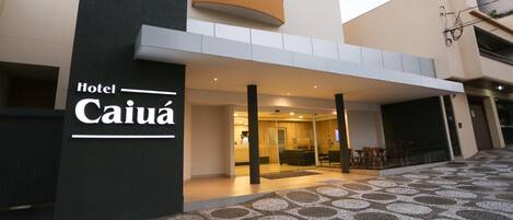 Exterior del Hotel Caiuá con diseño moderno, destacando una entrada imponente y un suelo con diseño geométrico.