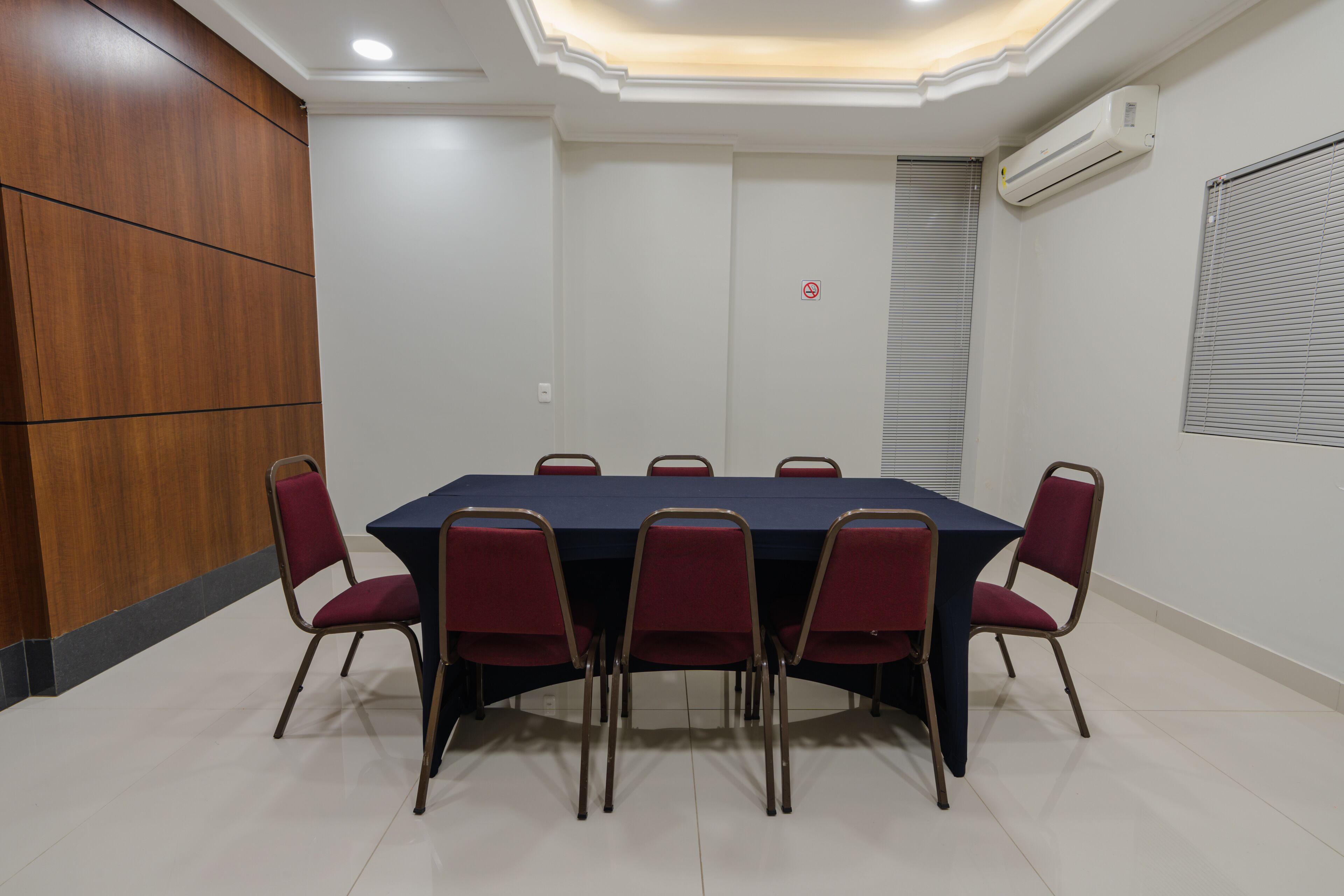 Une salle de conférence avec une table rectangulaire et six chaises.