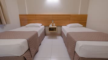 Deluxe-Zweibettzimmer, 2 Einzelbetten | Minibar, Schreibtisch, kostenloses WLAN, Bettwäsche