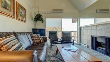 House, Multiple Beds (Two-Bedroom Townhouse) | Living room