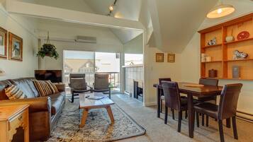 House, Multiple Beds (Two-Bedroom Townhouse) | Living room