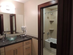 Luxury Suite, Private Bathroom, City View (The Ontario) - Teerman Lofts (Holland)