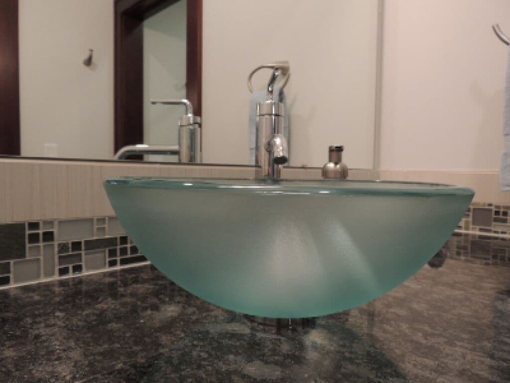 luxury suite, private bathroom (the huron)