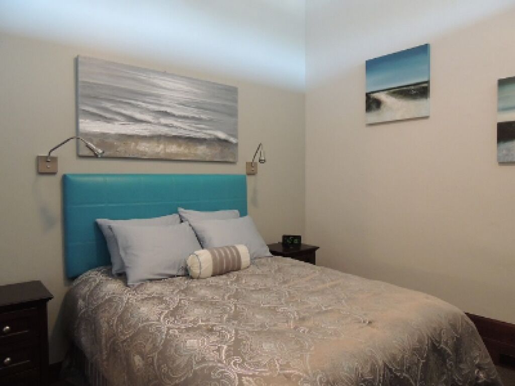 luxury suite, private bathroom (the huron)