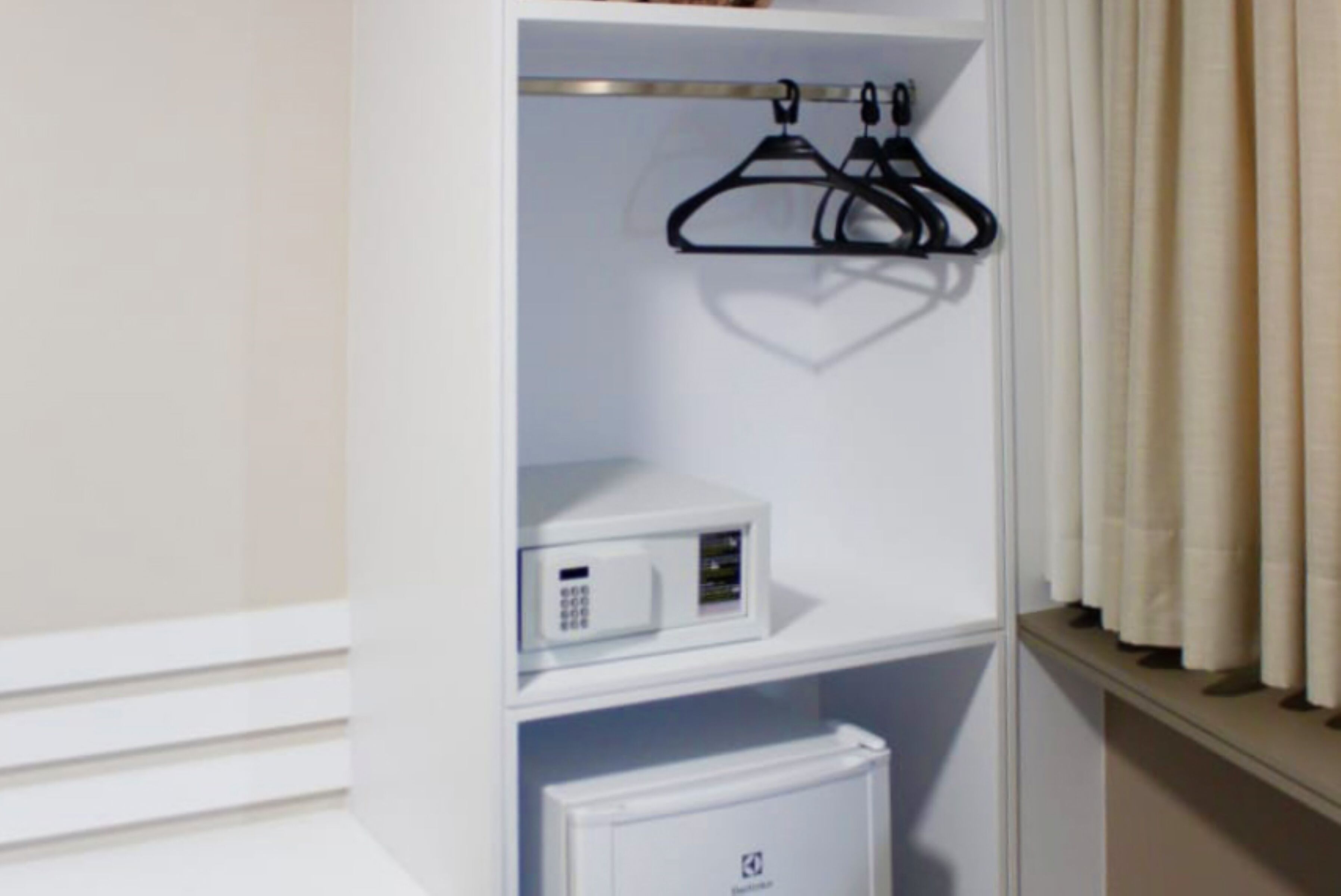 deluxe double room | minibar, in-room safe, desk, laptop workspace