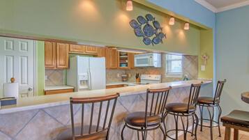 House, Multiple Beds (Apartment) | Private kitchen