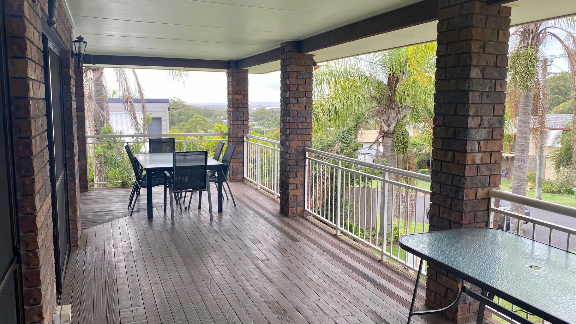 تن اول الطعام بالخارج