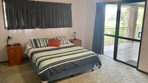 5 bedrooms, Internet - 42 Rumbalara Avenue - Rainbow Beach. Huge Beach House - Bring The Whole Family! (RAINBOW BEACH)