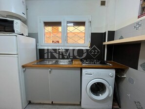 Kühlschrank, Mikrowelle, Wasserkocher mit Kaffee-/Teezubehör