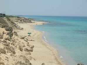 Una spiaggia nelle vicinanze