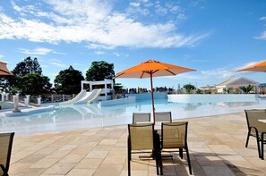 4 piscinas externas, guarda-sóis, espreguiçadeiras