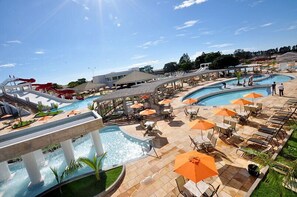 4 piscines a l'aire lliure, para-sols i gandules 