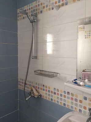 Dusche, Haartrockner, Bidet, Handtücher