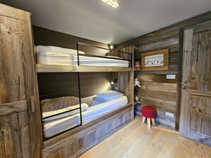 3 habitaciones, tabla de planchar con plancha y cuna de viaje 