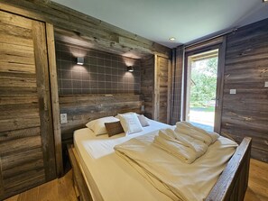 3 habitaciones, tabla de planchar con plancha y cuna de viaje 