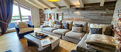 Fernseher, Kamin, DVD-Player