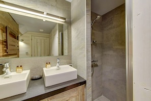 Douche, sèche-cheveux, serviettes fournies, savon