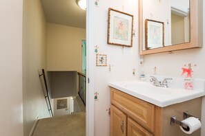 Ensemble douche/baignoire, sĂšche-cheveux, papier toilette