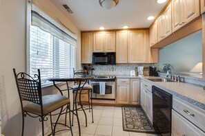 Fridge, microwave, oven, stovetop - Bethany Beach - Villas of Bethany West (Bethany Beach)