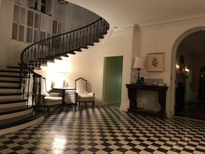 المنشأة من الداخل