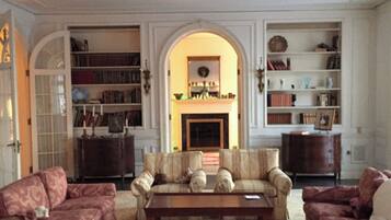 Smart TV, fireplace, books, music library