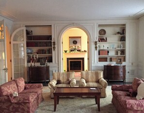 تلفزيون ذكي، مدفأة، كُتُب، مكتبة موسيقى