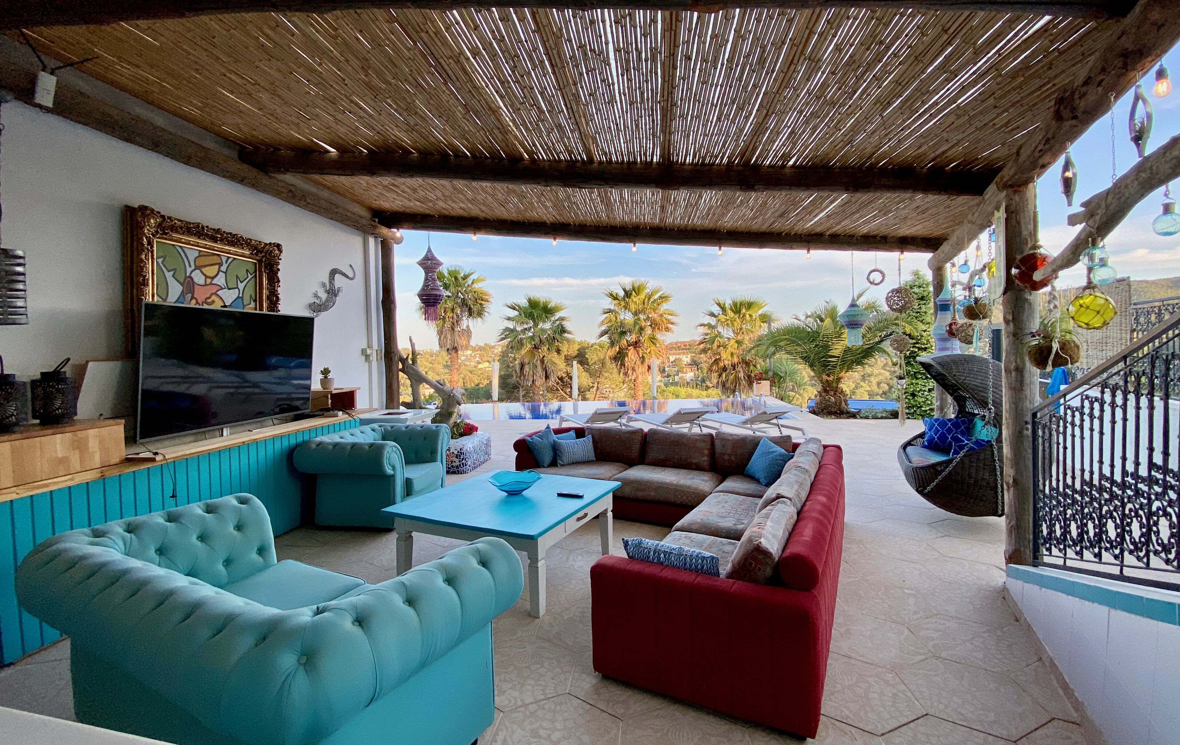 Een smart-tv, een open haard, een tafeltennistafel en boeken