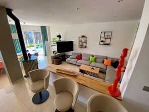 Smart TV, fireplace, ping pong, books