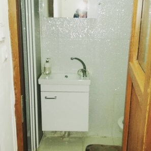 Suihku, ilmaiset hygieniatuotteet, hiustenkuivaaja, tohvelit